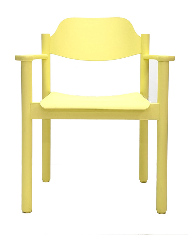 Gelb lackierter Holzstuhl mit Armlehnen