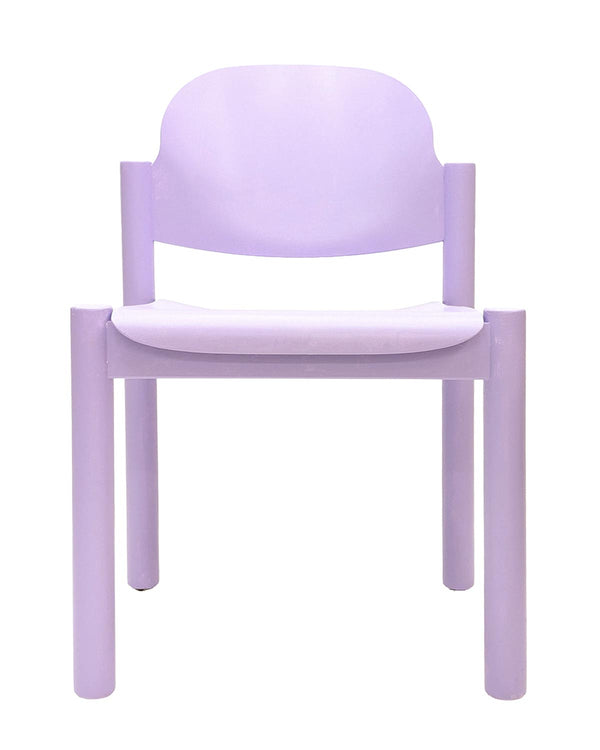 Fliederfarbener Holzstuhl