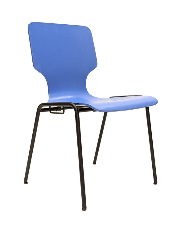 Stuhl 31 / Himmelblauer Stuhl / Schwarze Metallbeine