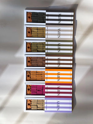 Natürliche Räucherstäbchen und Räuchergefäß - Bernsteinholz