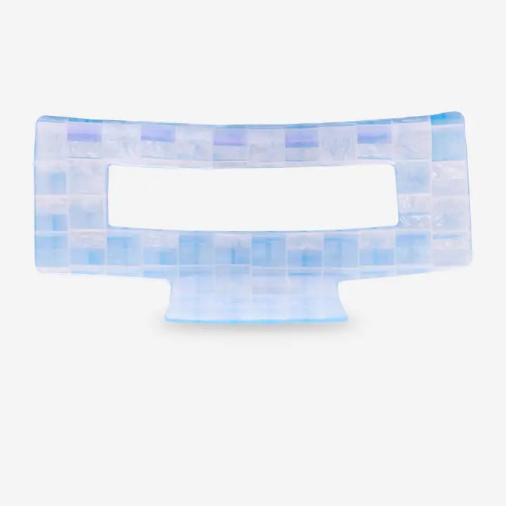 Transluzente, hellblaue Sasstie Big Crush Bondie Haarklammer mit feinem Karomuster und abgerundeten Kanten für maximalen Komfort, ideal zum stilvollen Zusammenhalten langer Haare.