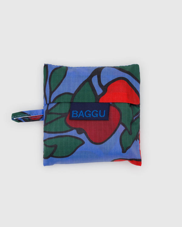 Baby Baggu Einkaufsbeutel Apple Tree, zusammengefaltet in der integrierten Tasche, mit auffälligem Frucht- und Blattmuster. Praktisches, maschinenwaschbares Design, ersetzt 2-3 Plastiktüten.