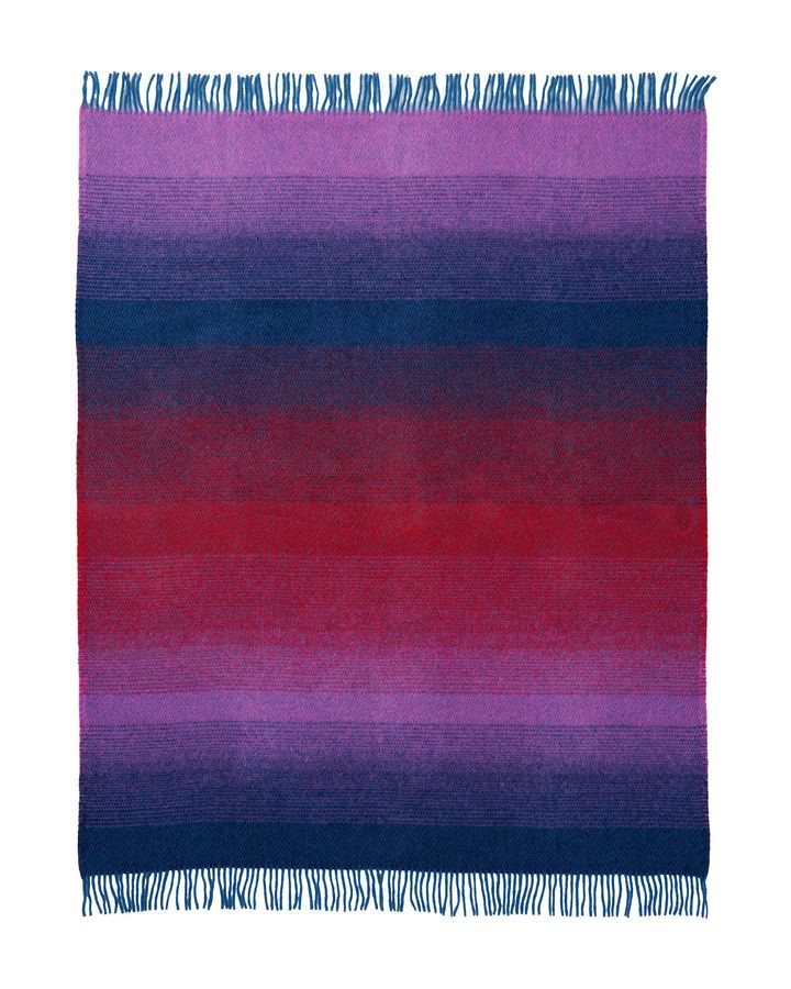 Decke Aurora Purple Blue Red aus 100% Bio-Lammwolle mit sanften Pinselstrichen in Rot, Violett und Blau, entworfen von Maxjenny, mit Fransen an den Enden.