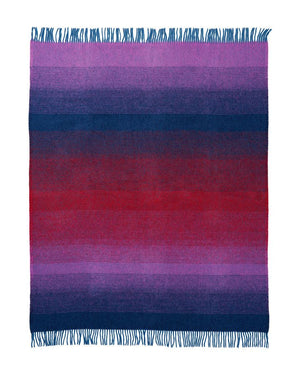 Decke Aurora Purple Blue Red aus 100% Bio-Lammwolle mit sanften Pinselstrichen in Rot, Violett und Blau, entworfen von Maxjenny, mit Fransen an den Enden.