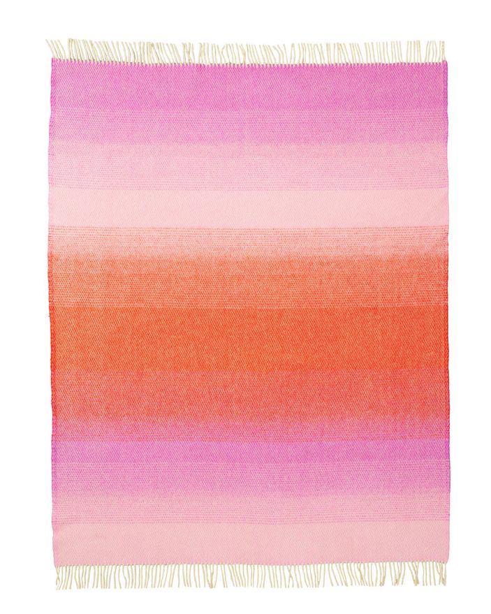 Aurora Reddish Pink Decke aus 100% Bio-Lammwolle mit sanften, ombré-farbigen Streifen in Rosa-Orange, entworfen von Maxjenny, inklusive Fransen. Perfekt für stilvolle Interieurs.