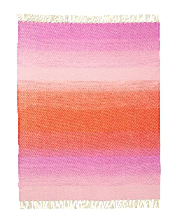 Aurora Reddish Pink Decke aus 100% Bio-Lammwolle mit sanften, ombré-farbigen Streifen in Rosa-Orange, entworfen von Maxjenny, inklusive Fransen. Perfekt für stilvolle Interieurs.