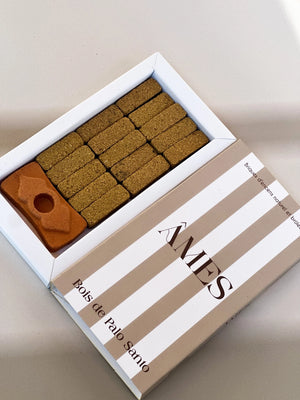 Natürliche Räucherstäbchen und Räuchergefäß - Rosenholz