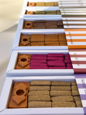 Natürliche Räucherstäbchen und Räuchergefäß - Rosenholz