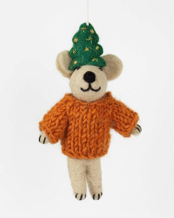 Der Bear with Christmas Tree Hat Weihnachtsbaumanhänger zeigt eine handgefertigte, nadelgefilzte Maus in orangefarbenem Pullover und grünem Baumhut, ideal als festlicher Schmuck.