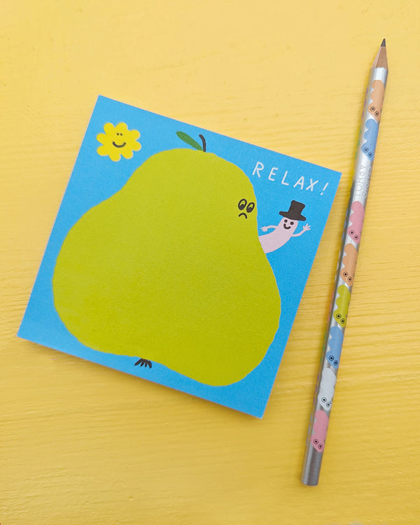 Human Empire Funny Fruits Block Birne Relax! mit cartoonhaftem Birnen-Design und Wurm auf blauem Hintergrund, begleitet von einem silbernen Bleistift mit pastellfarbenen Augenmustern.