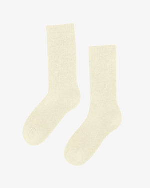 Organische Aktivsocken Soft Yellow in Crew-Länge, flach liegend, mit mittelhoher Rippstruktur und extra gebürsteter Sohle für Komfort, nachhaltiges Design aus Bio-Baumwolle.