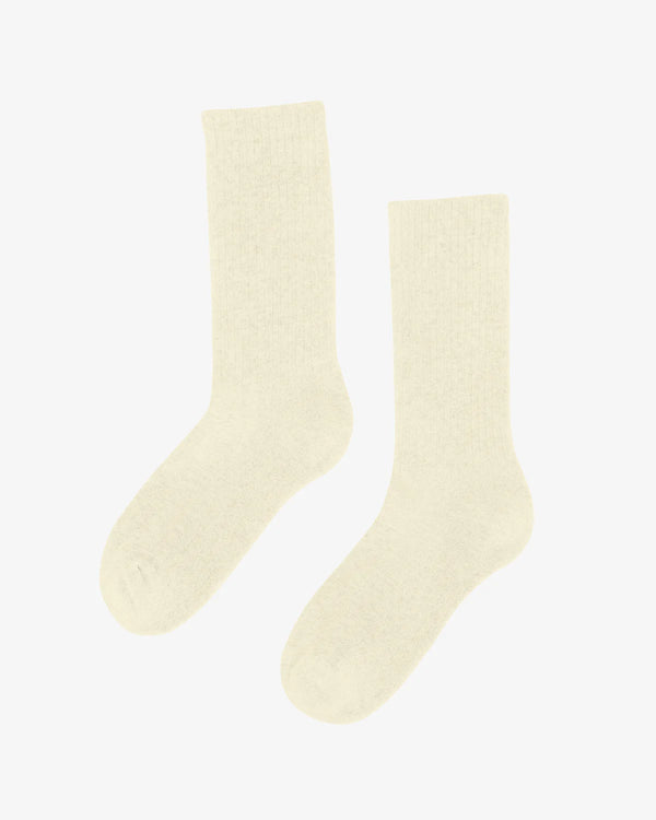 Organische Aktivsocken Soft Yellow in Crew-Länge, flach liegend, mit mittelhoher Rippstruktur und extra gebürsteter Sohle für Komfort, nachhaltiges Design aus Bio-Baumwolle.