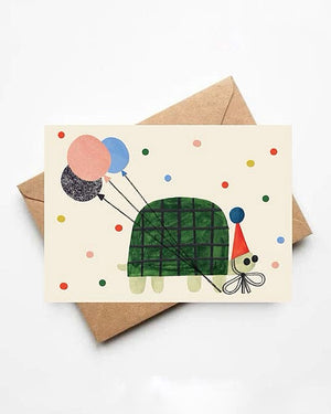 Party Turtle Klappkarte: Eine humorvolle Grußkarte mit einer Schildkröte im Partyhut und drei Ballons, gestaltet von Daria Solak, inklusive Umschlag, auf FSC-zertifiziertem Papier.