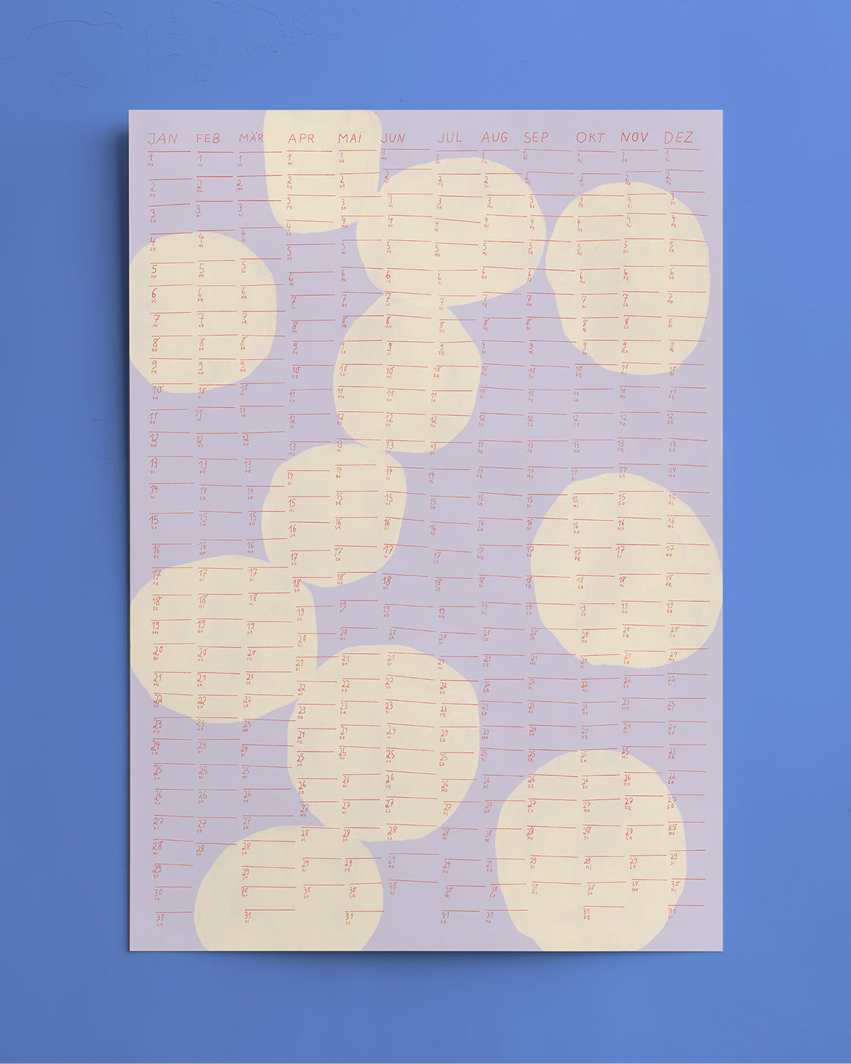 DOTS Wandkalender 2026 mit handgezeichneten Datumsangaben, entworfen von Jan Kruse. DIN A2 Format auf Natur-Offsetpapier, präsentiert auf blauem Hintergrund. Ideal für stilvolle Jahresplanung.