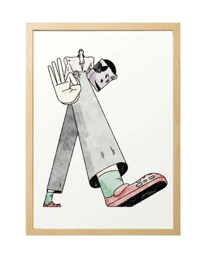 Sergio Membrillas NYC #3 FineArt Print: Minimalistische Illustration einer gehenden Figur mit geometrischen Körperteilen, inklusive Buchkopf und übergroßer Hand im OK-Zeichen.