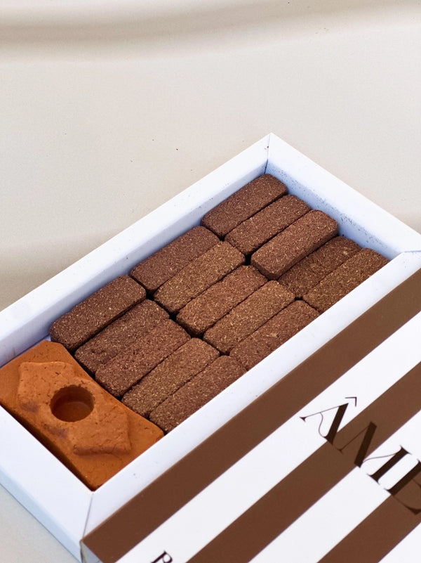 Natürliche Räucherstäbchen und Räuchergefäß - Rosenholz