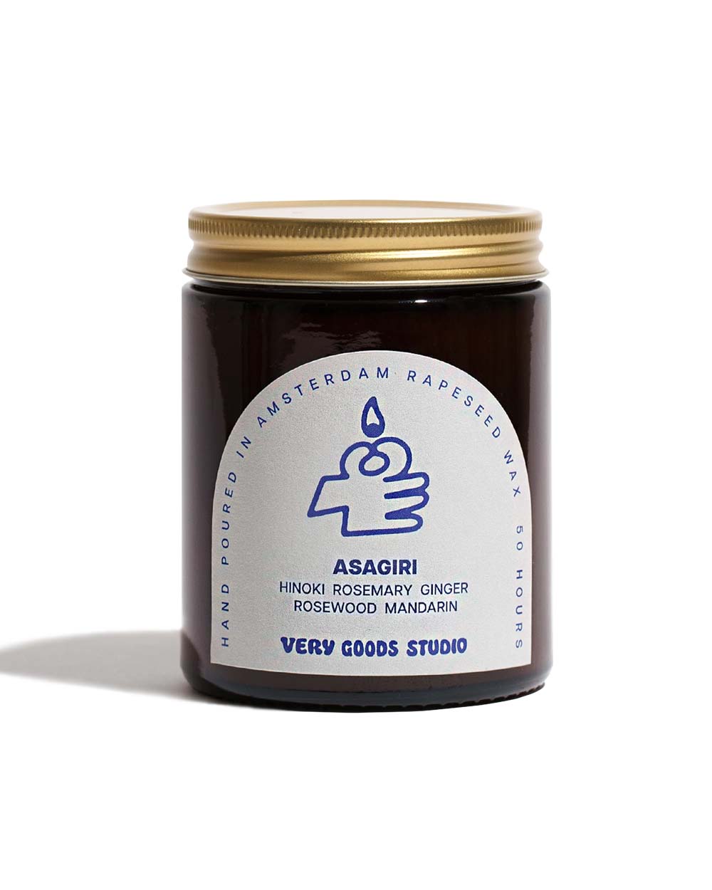 Asagiri Duftkerze 170 ml: Dunkles Glasgefäß mit goldfarbenem Deckel, handgegossen in Amsterdam, Duftnoten von Hinoki, Rosmarin, Ingwer, Rosenholz und Mandarine, Brenndauer ca. 50 Stunden.