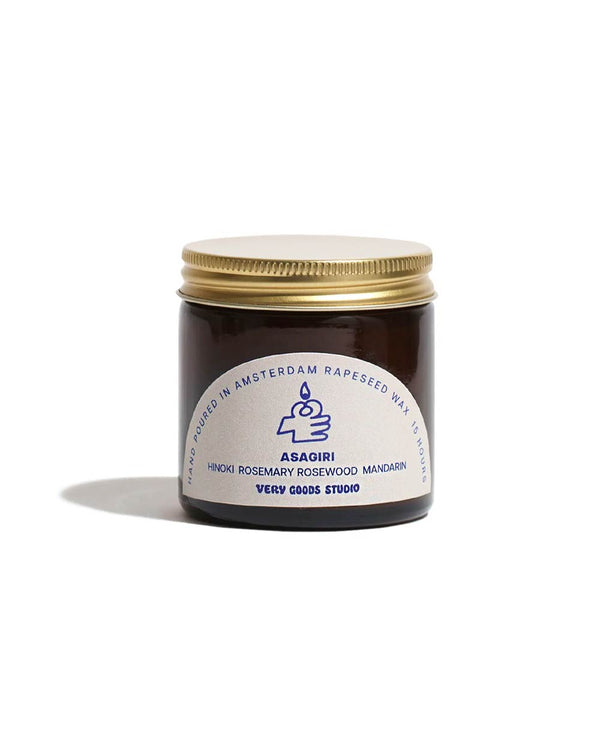 Asagiri Duftkerze 60ml in braunem Glas mit goldfarbenem Deckel, handgefertigt aus Rapswachs, mit Noten von Orange, Eichenmoos und Eukalyptus, inspiriert vom Iceland Airwaves Festival.