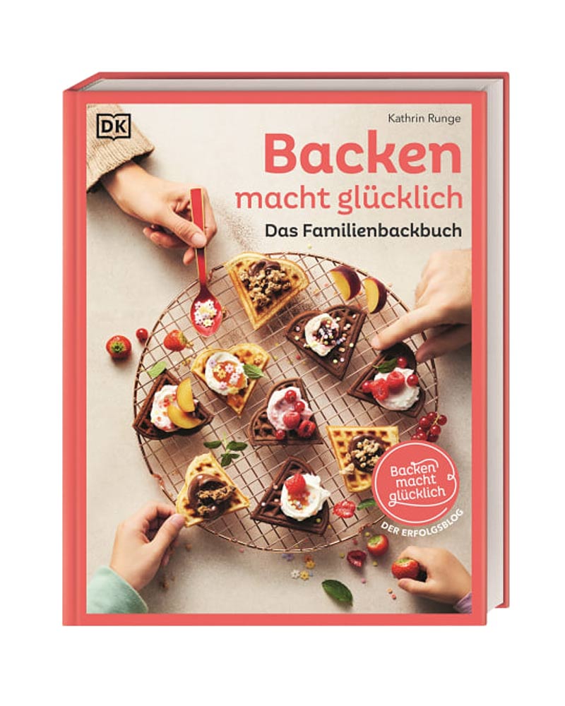 Cover des Kochbuchs Backen macht glücklich – Das Familienbackbuch von Kathrin Runge, zeigt Herzwaffeln mit Beeren und Sahne, umgeben von Händen beim Dekorieren.
