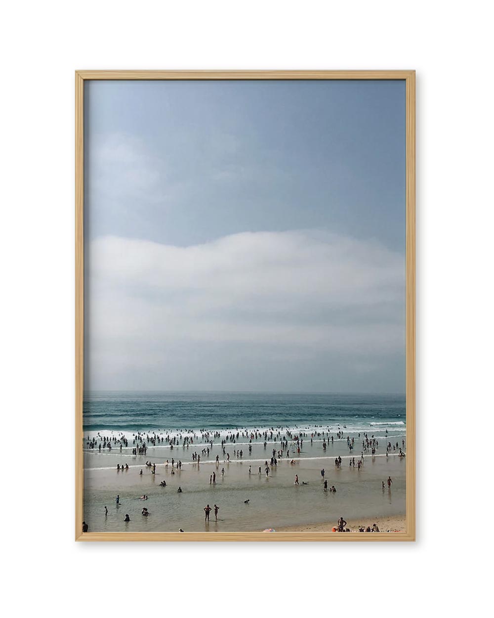 Zone de Baignade FineArt Print: Szene eines belebten Strandes mit Menschen im Wasser, signiert und limitiert von Susan Smollich, erhältlich bei Human Empire Shop.