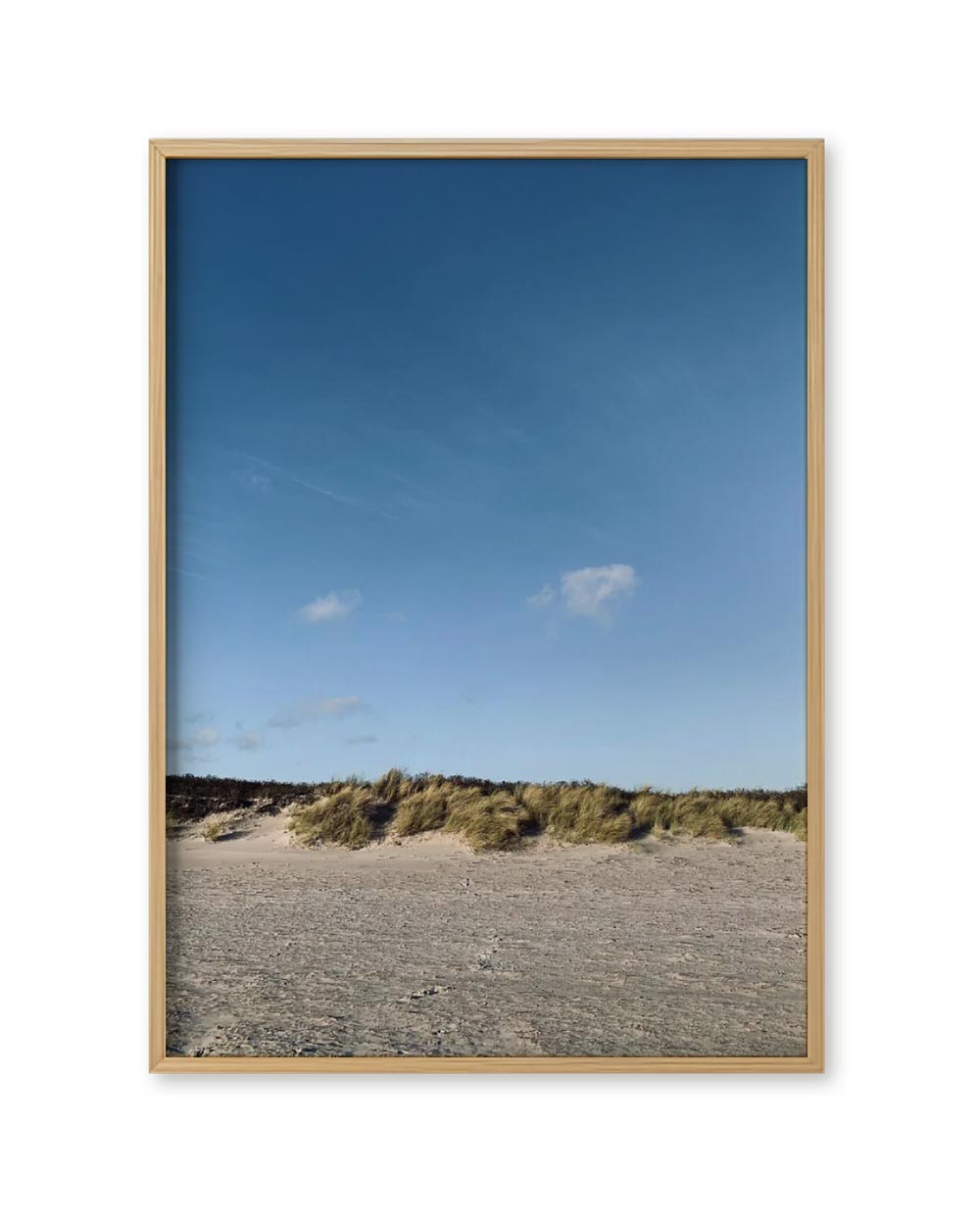 Baltic Sea 03 FineArt Print: Gerahmtes Foto einer Küstendünenlandschaft mit Sand, Dünengras und klarem Himmel, signiert und limitiert, ideal für Liebhaber von Kunst und Natur.