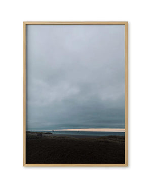 Baltic Sea 01 FineArt Print: Minimalistische Küstenszene mit grauem Himmel, orangener Horizontlinie, ruhigem Meer und Dünen, gerahmt in naturbelassenem Holz. Signiert von Susan Smollich.