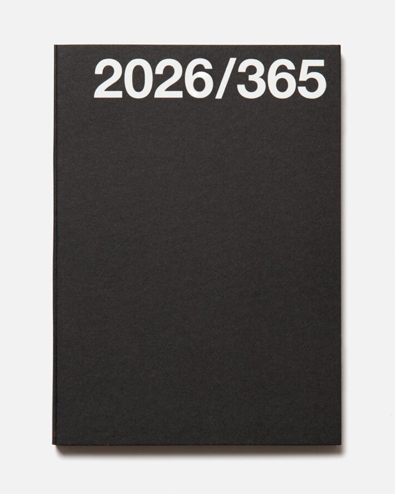 Schwarzer Basic Planer 2026/365 von Marjolein Delhaas, Hardcover, Taschenformat, mit 128 Kalenderseiten, 56 Notizseiten und farbigem Buchrand, ideal für 2026.