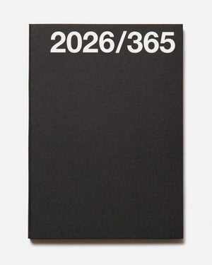 Schwarzer Basic Planer 2026/365 von Marjolein Delhaas, Hardcover, Taschenformat, mit 128 Kalenderseiten, 56 Notizseiten und farbigem Buchrand, ideal für 2026.