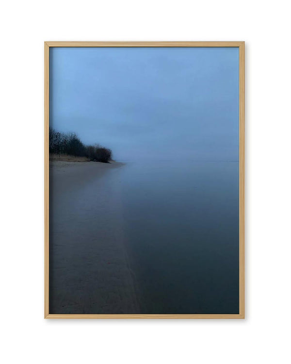 Blue Hour FineArt Print von Susan Smollich; minimalistisches, stimmungsvolles Küstenszene in hellem Holzrahmen, begrenzte Auflage, signiert, auf hochwertigem Baumwollpapier für beeindruckende Bildtiefe.