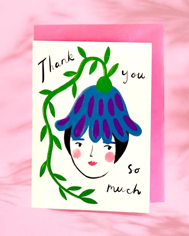 Klappkarte Bluebell Flower Woman Thanks zeigt stilisiertes Gesicht mit Blumenhut und Schriftzug Thank you so much, auf nachhaltigem Papier, inklusive farbigem Umschlag.