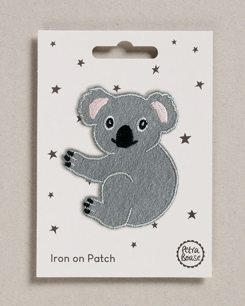 Petra Boase Koala Patch (zum Aufbügeln) auf Displaykarte, ideal für Jeansjacken oder Accessoires, mit detaillierten Anweisungen zur Befestigung durch Bügeln oder Nähen.