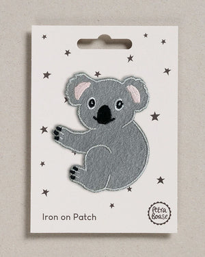 Petra Boase Koala Patch (zum Aufbügeln) auf Displaykarte, ideal für Jeansjacken oder Accessoires, mit detaillierten Anweisungen zur Befestigung durch Bügeln oder Nähen.