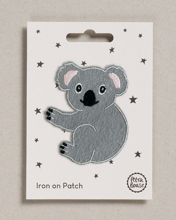 Petra Boase Koala Patch (zum Aufbügeln) auf Displaykarte, ideal für Jeansjacken oder Accessoires, mit detaillierten Anweisungen zur Befestigung durch Bügeln oder Nähen.