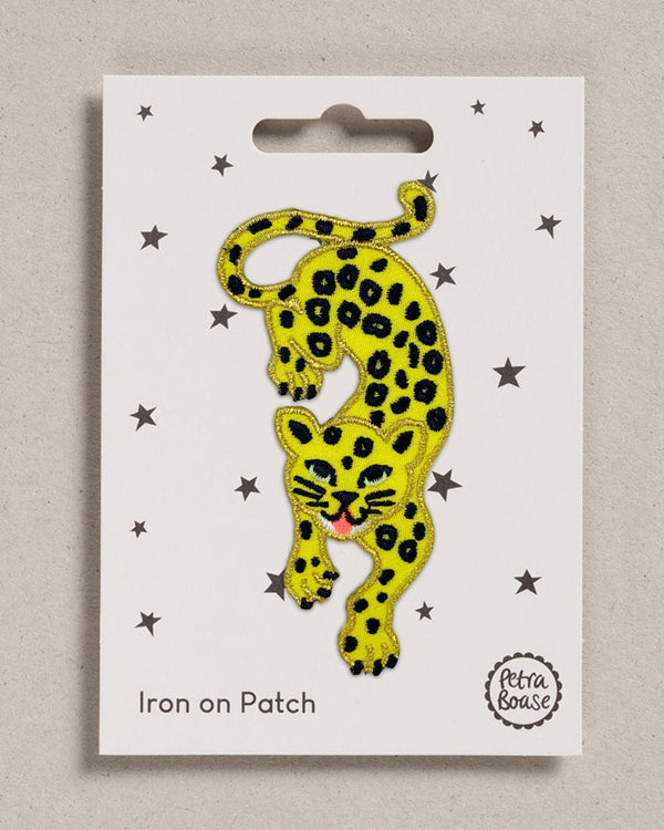 Petra Boase Leaping Leopard Patch (zum Aufbügeln), ein leuchtend gelbes, gepunktetes Leoparden-Patch, auf einer Karte mit Sternen montiert, ideal für Kleidung oder Accessoires.