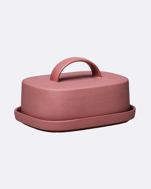 Chic.Mic Good Mood Butterdose Berry: Rechteckige Butterdose aus durchgefärbtem Porzellan mit Deckel und Griff, auf passender Basis. Spülmaschinen-, mikrowellen- und backofengeeignet.