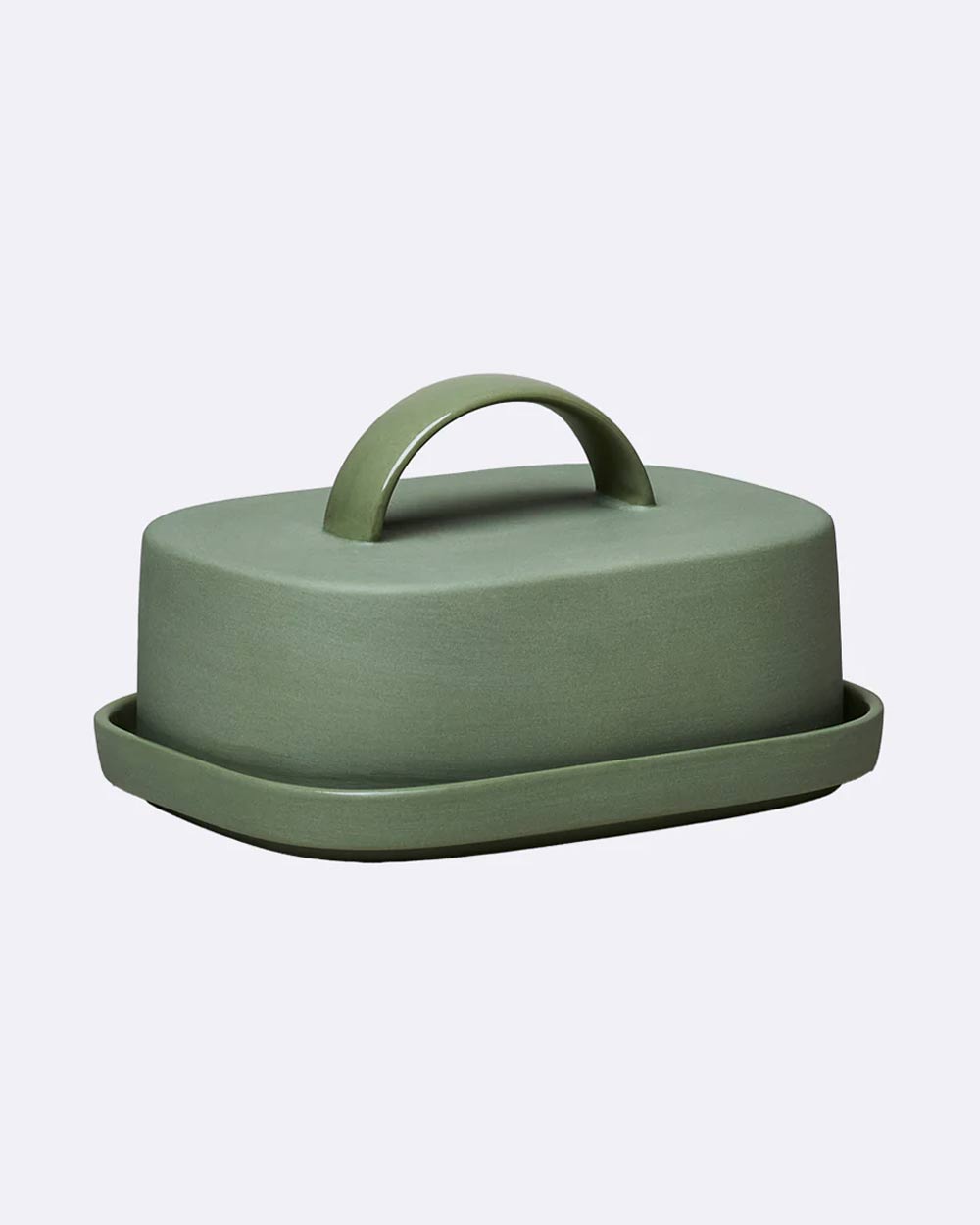 Chic.Mic Good Mood Butterdose Eucalyptus: Olivegrüne, rechteckige Keramikdose aus durchgefärbtem Porzellan mit gewölbtem Deckel und Bügelgriff. Spülmaschinen- und mikrowellengeeignet.
