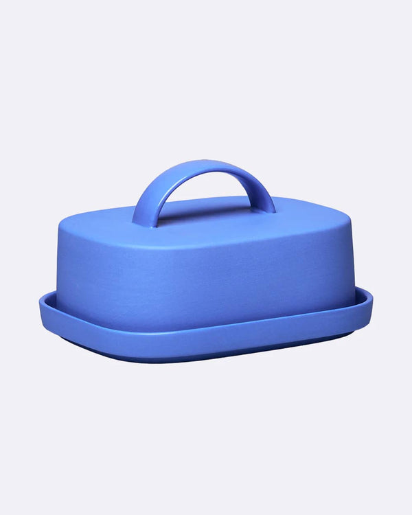 Chic.Mic Good Mood Butterdose Summer Sky aus mattem, durchgefärbtem Porzellan, modern mit gewölbtem Deckel und Griff, passend für stilvolle Aufbewahrung.