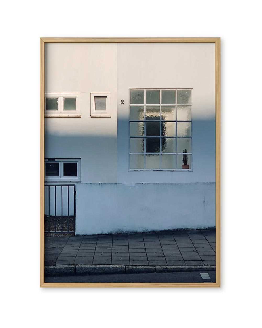 Cactus FineArt Print: Fotografiertes Gebäude mit Kaktus im Fenster, limitierter Druck von Susan Smollich, signiert, auf hochwertigem Baumwollpapier, erhältlich bei Human Empire Shop.