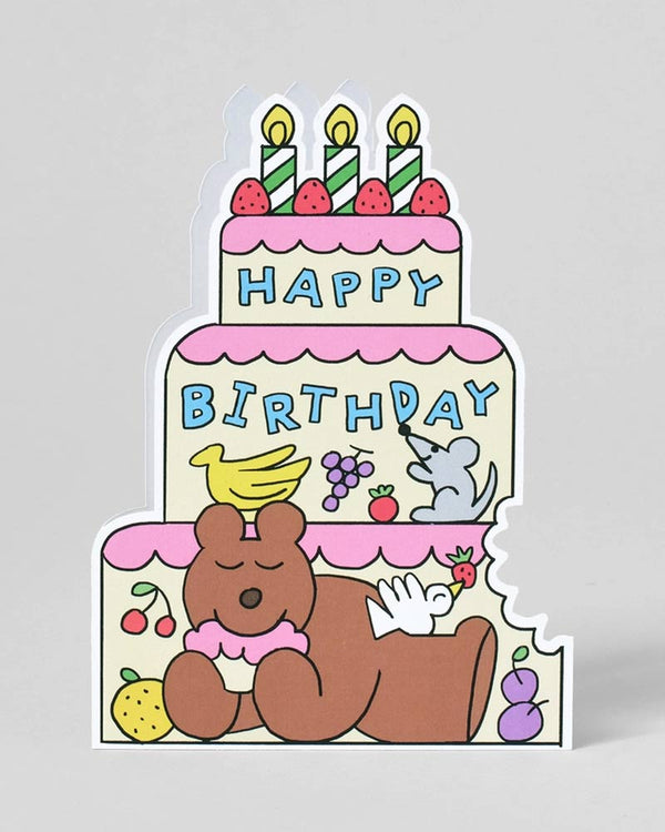 Klappkarte Birthday Cake Bear zeigt eine dreistöckige Geburtstagskarte mit Früchten, einem schlafenden Bären und einer Maus, illustriert von Momoe Narazaki, geliefert mit türkisfarbenem Umschlag.