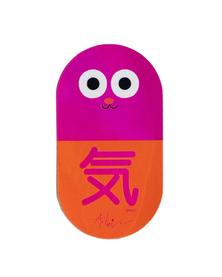 Studio Arhoj - Sticker Cat Pill Spirit: Magenta-orange Kapsel mit Cartoon-Gesicht und Kanji 気, ideal zum Dekorieren von Laptop, Flasche oder Skateboard. Maße: 3,8 x 6,9 cm.