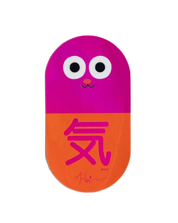 Studio Arhoj - Sticker Cat Pill Spirit: Magenta-orange Kapsel mit Cartoon-Gesicht und Kanji 気, ideal zum Dekorieren von Laptop, Flasche oder Skateboard. Maße: 3,8 x 6,9 cm.