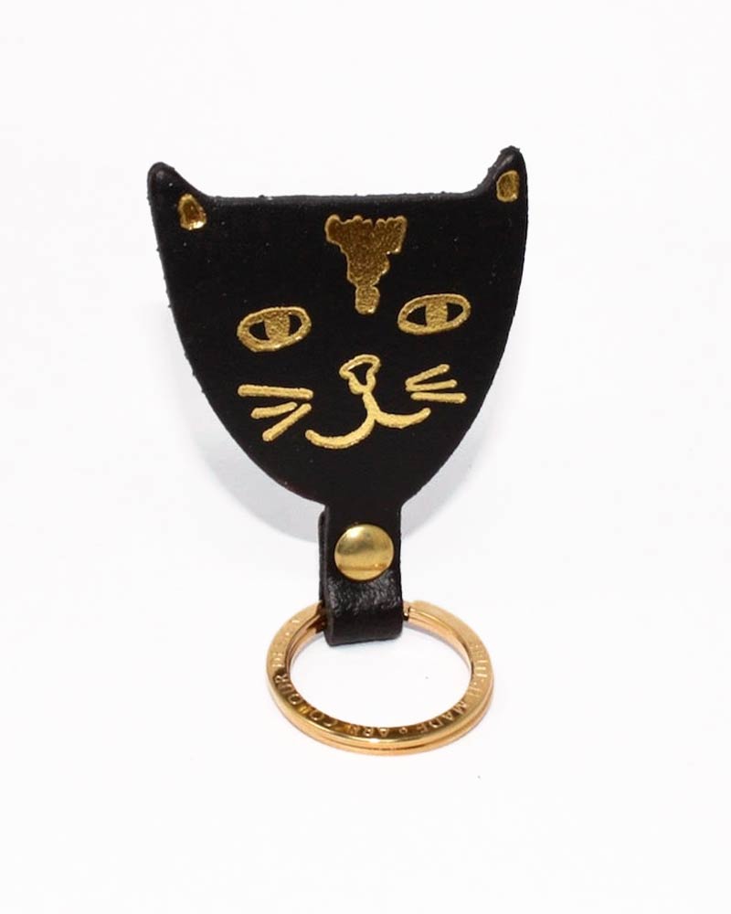 Cat Schlüsselanhänger Black: Schwarzes Leder-Katzenkopf-Design mit goldenen Details, inklusive Lederriemen und vergoldetem Ring, hergestellt von Ark Colour Design in Schottland.