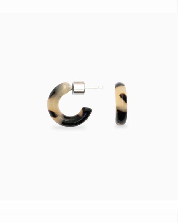 Charme Cheetah Ohrringe aus tortoise-farbenem Cellulose-Acetat, C-förmig, mit chirurgischem Edelstahlposten und Metallverschluss, robuste und langlebige Accessoires vom Düsseldorfer Label Sasstie.