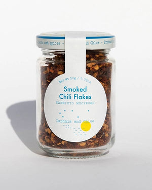 Daphnis and Chloe Geräucherte Chili-Flocken in einem kleinen Glas mit weißem Etikett, 50 g, ideal für Eintöpfe und Soßen, aus Nordgriechenland.