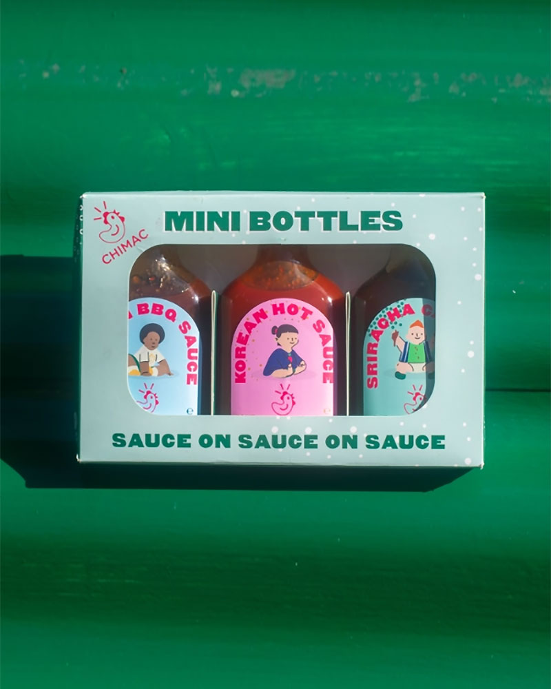 Chimac Saucen: Mini Gift-Box mit 3 Sorten zeigt BBQ, Korean Hot Sauce und Sriracha in Mini-Flaschen, ideal als originelles Feinkostgeschenk.