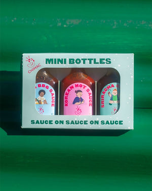 Chimac Saucen: Mini Gift-Box mit 3 Sorten zeigt BBQ, Korean Hot Sauce und Sriracha in Mini-Flaschen, ideal als originelles Feinkostgeschenk.