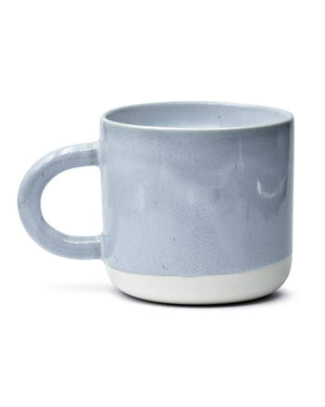 Studio Arhoj - Chug Mug Danish Winter, eine große, handgefertigte Keramiktasse mit blau-weißer Glasur und großem Henkel, passend für Kaffee oder Tee.