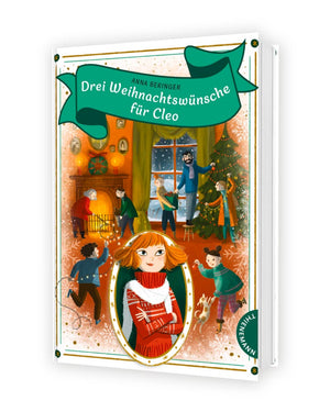 Buchcover von Drei Weihnachtswünsche für Cleo mit Cleo im weihnachtlichen Wohnzimmer. Cleo beobachtet nachdenklich die fröhliche Familie beim Schmücken des Weihnachtsbaums.