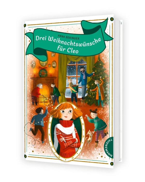 Buchcover von Drei Weihnachtswünsche für Cleo mit Cleo im weihnachtlichen Wohnzimmer. Cleo beobachtet nachdenklich die fröhliche Familie beim Schmücken des Weihnachtsbaums.