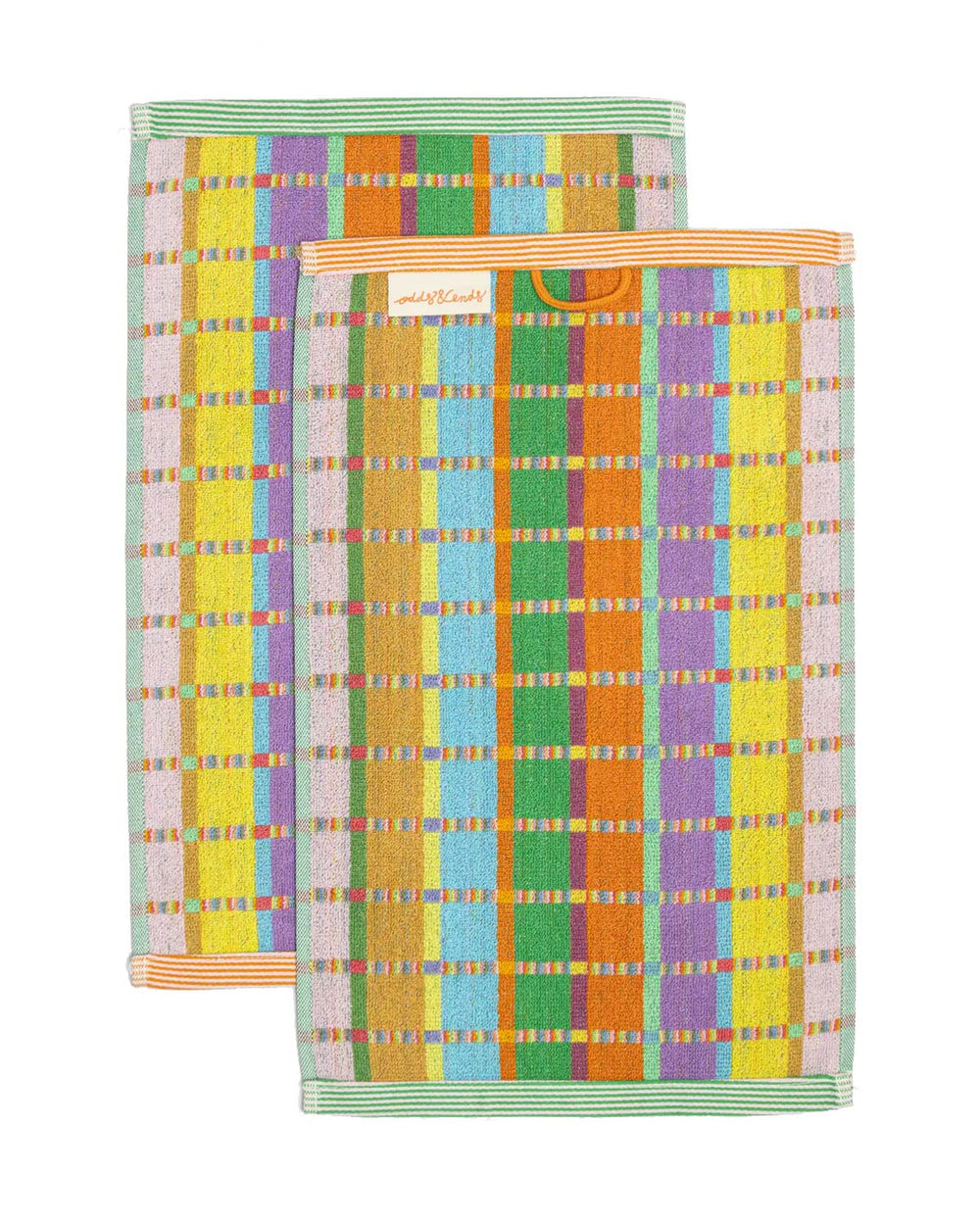 Odds & Ends Gästehandtuch #70 Criss Cross (2er Set): Zwei rechteckige, bunt karierte Handtücher aus 100% Baumwolle, mit Etikett zum Aufhängen, hergestellt in Portugal.